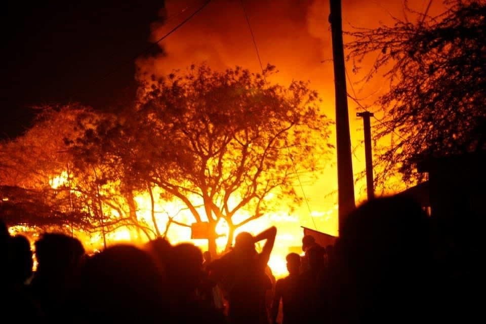 दिल्ली के तुगलकाबाद एरिया में भीषण आग से 1500 घर खाक, सैकड़ों परिवार सड़क पर