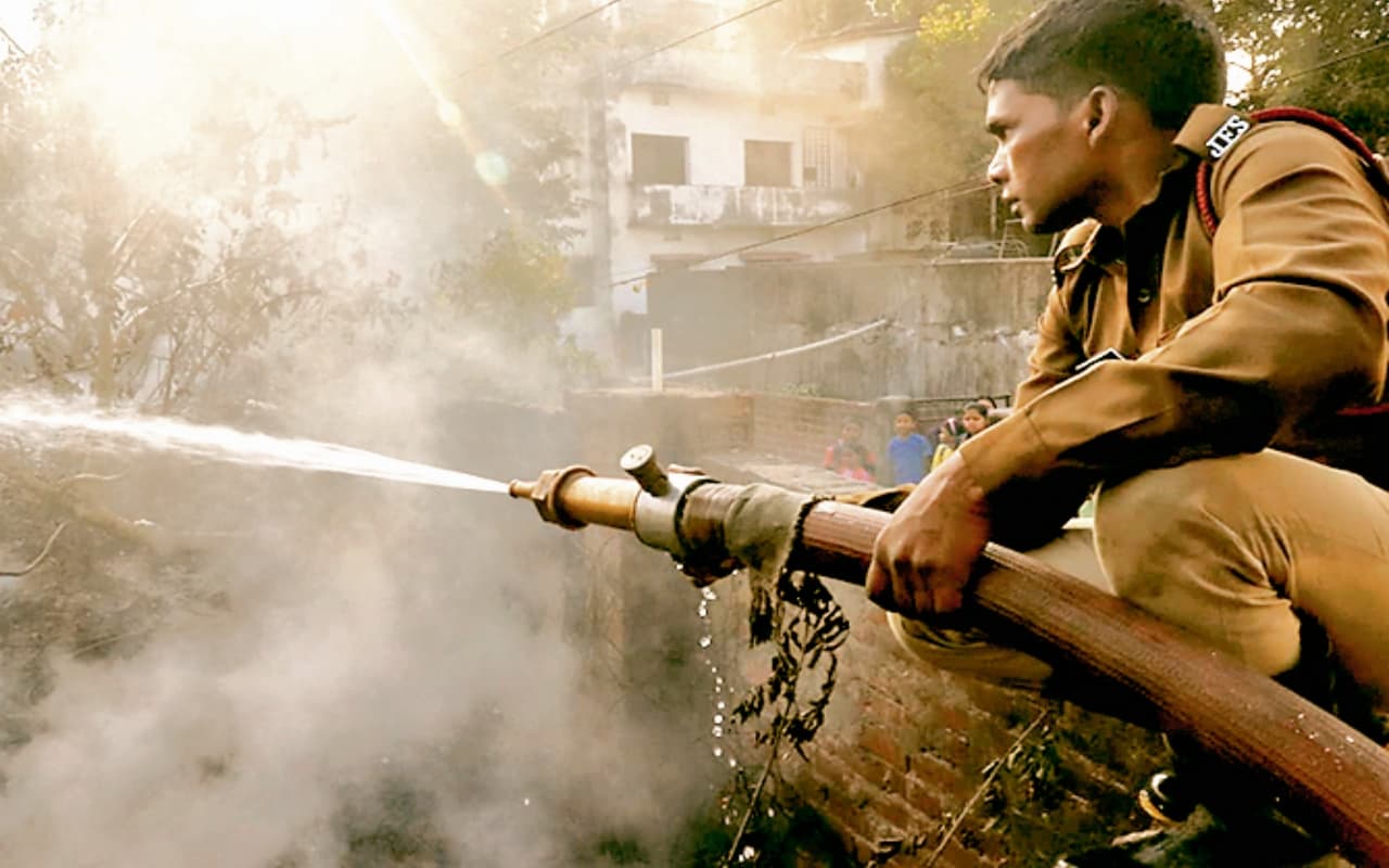 Dhanbad Fire News: धनबाद के सेंटर प्वाइंट मॉल में लगी भीषण आग, जान-माल की नहीं हुई क्षति