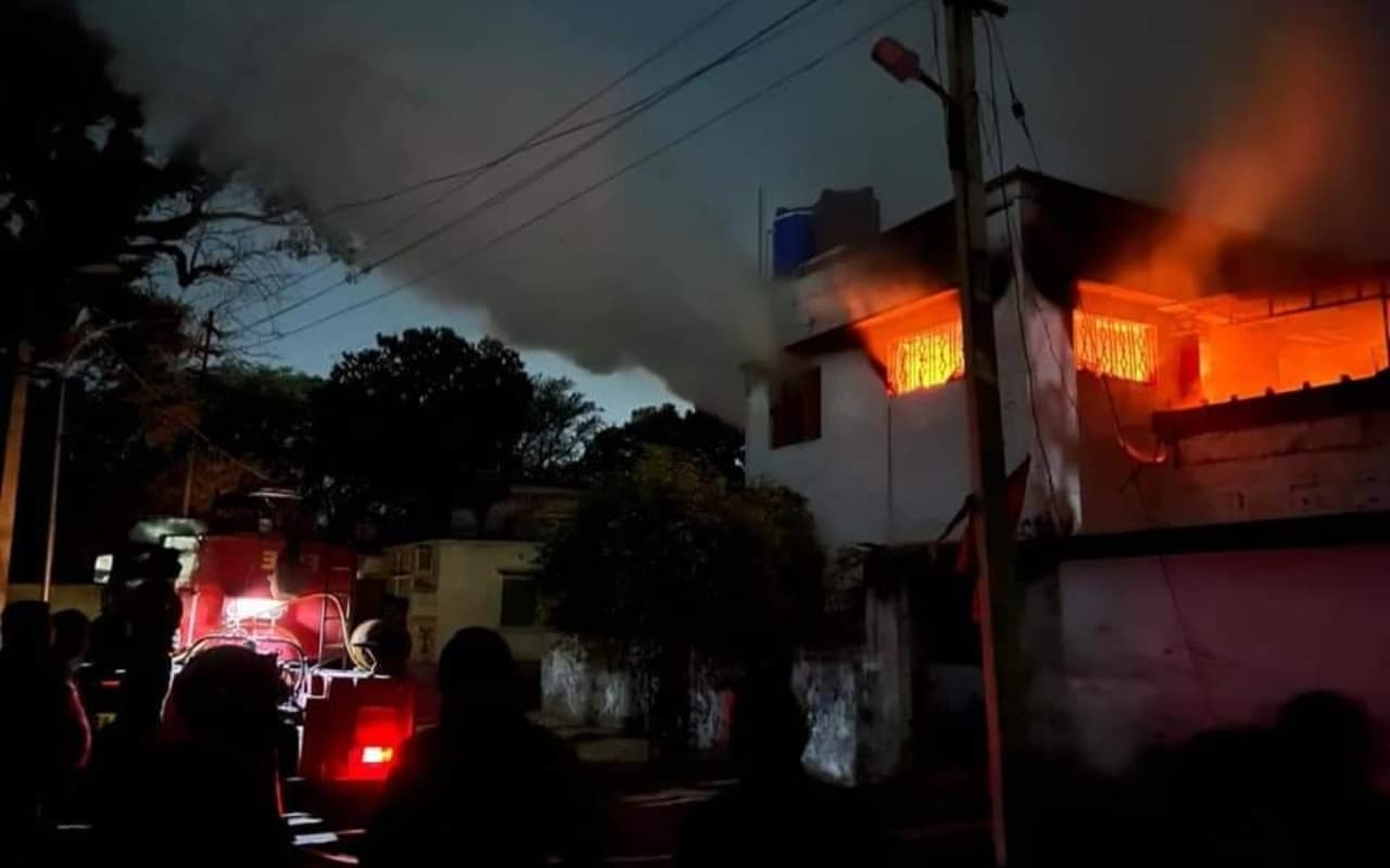 WB News: आसनसोल में बीजेपी पार्षद के घर में लगी आग, 4 घंटे की कड़ी मशक्कत के बाद फायर ब्रिगेड ने पाया काबू