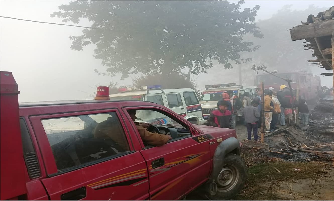 पूर्वी चंपारण में बिजली के शार्ट सर्किट से लगी आग, नौ घर व लाखों की संपत्ति जलकर राख