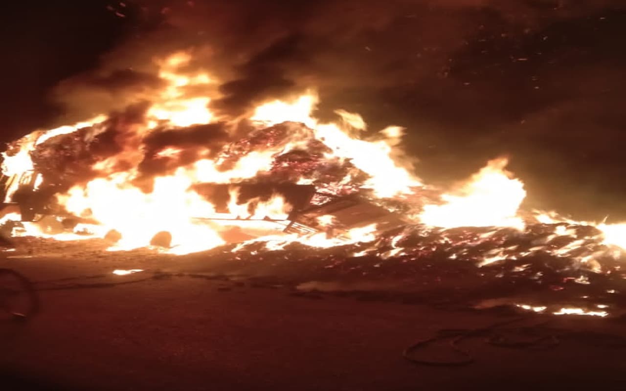 Jharkhand News: चतरा के कुंदा में नक्सलियों का तांडव, सड़क निर्माण कार्य में लगे 2 JCB को किया आग के हवाले