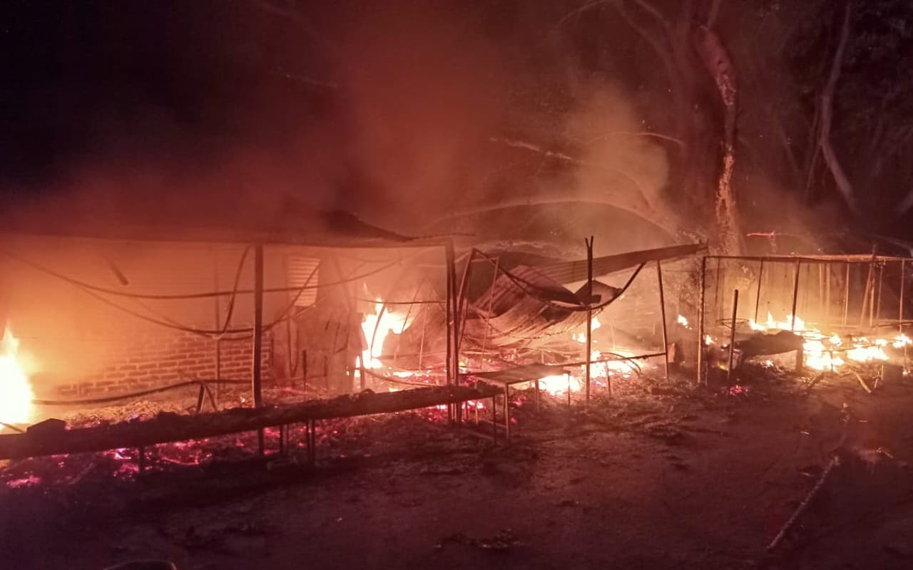 देवघर के त्रिकुट पहाड़ के नीचे की दुकानों में लगी भीषण आग, 8 दुकानें जलकर खाक