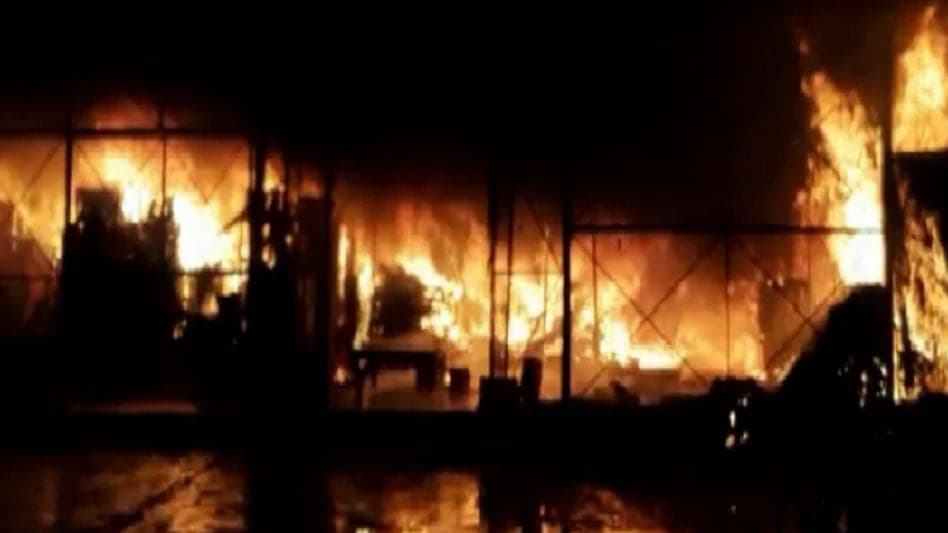 Lucknow: गल्ला मंडी में लगी भीषण आग में 25 दुकानें खाक, गैंस सिलेंडर हुए ब्लास्ट, ढाई घंटे में पाया काबू