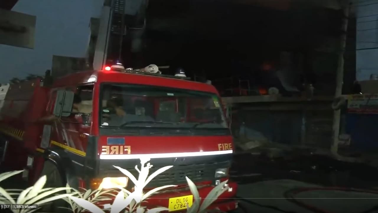 Delhi Fire: मुंडका अग्निकांड के बाद नरेला की एक फैक्टरी में आग, जारी है कूलिंग प्रक्रिया