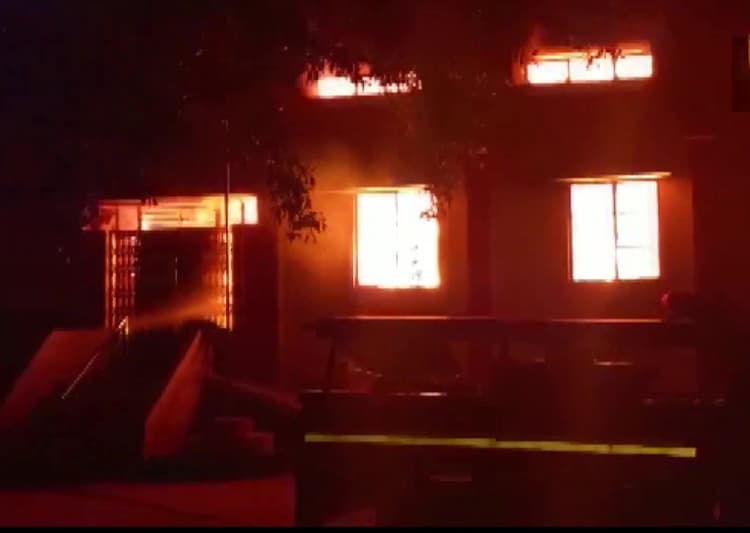 Shahjahanpur News: पुवायां तहसील के रजिस्ट्री कार्यालय में लगी भीषण आग, कड़ी मशक्कत के बाद पाया काबू