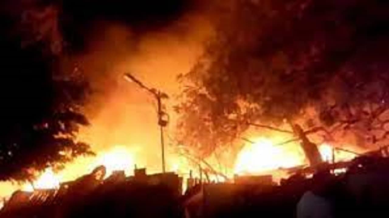 बिहार: बोधगया में कई सिलेंडर ब्लास्ट, 100 से ज्यादा दुकानें जलकर खाक, दहशत में लोग