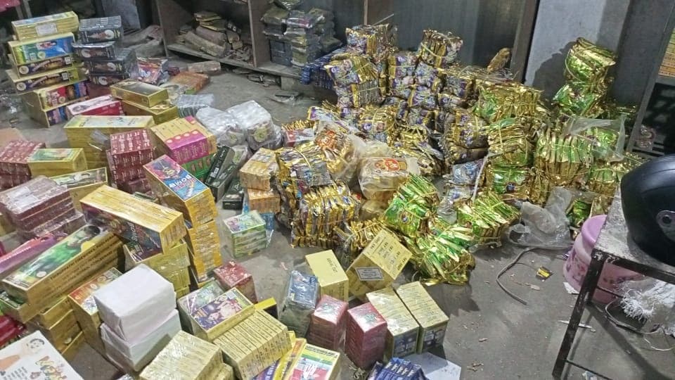 Gorakhpur News: दिवाली से पहले प्रशासन सख्त, गोरखपुर में लाखों के अवैध पटाखे बरामद