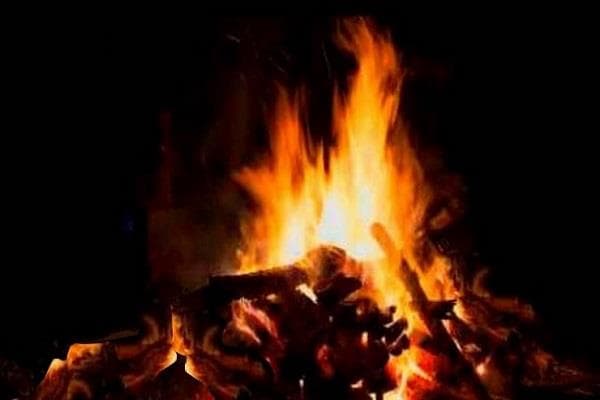 Coronavirus in Bihar : कोरोना से पति की मौत के बाद नहीं आये रिश्तेदार, पत्नी ने दी मुखाग्नि