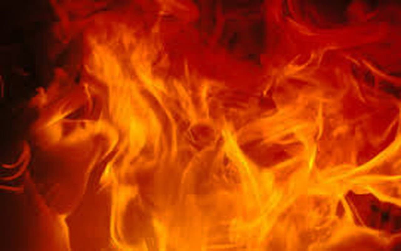 Bulandshahr News :  मां ने दो मासूम बेटियों पर पेट्रोल छिड़क कर लगा दी आग, ये है कारण...