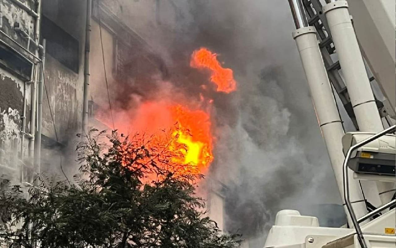 बंगाल : बहूबाजार केमिकल गोदाम में लगी भयावह आग, मौके पर पहुंची दमकल की गाड़ियां