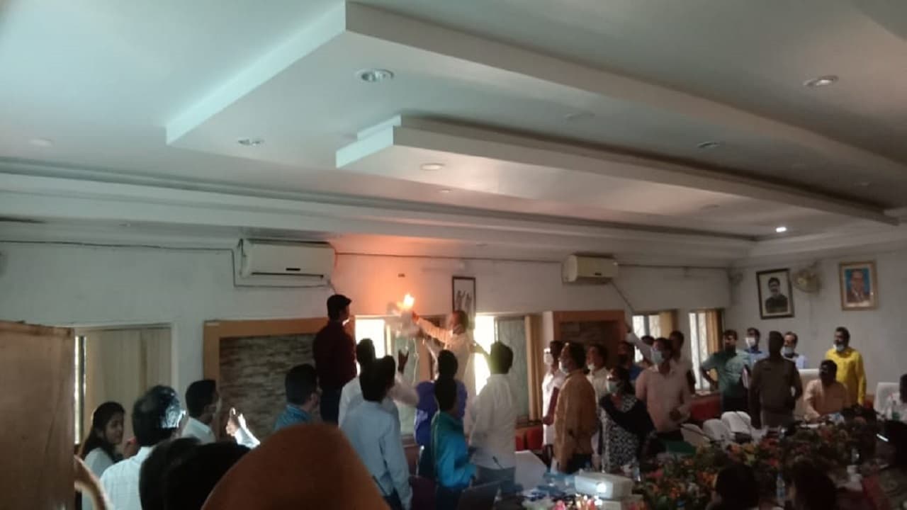 Jharkhand News: केंद्रीय मंत्री अर्जुन मुंडा की बैठक में टला बड़ा हादसा, अचानक आग लगने से मची अफरा-तफरी Jharkhand News: केंद्रीय मंत्री अर्जुन मुंडा की बैठक में टला बड़ा हादसा, अचानक आग लगने से मची अफरा-तफरी