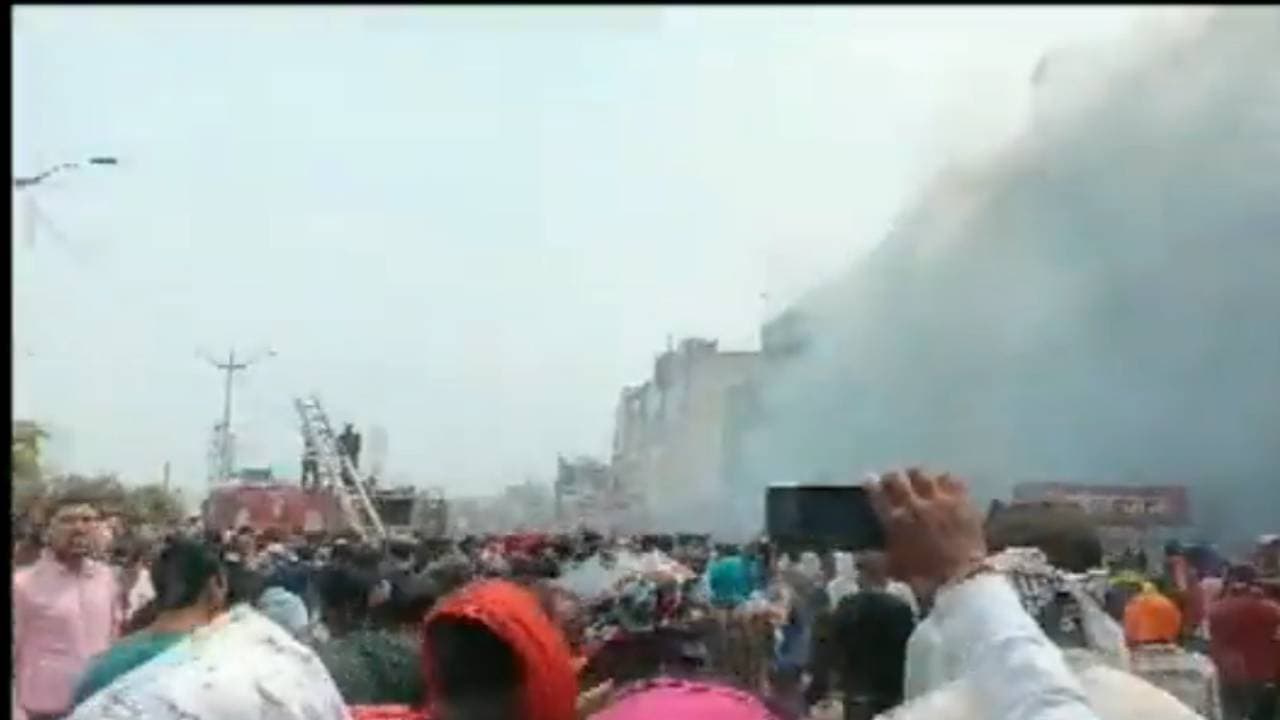 छत्तीसगढ़ के कोरबा के शॉपिंग कॉम्प्लेक्स में लगी आग, तीन लोगों की दम घुटने से हो गई मौत