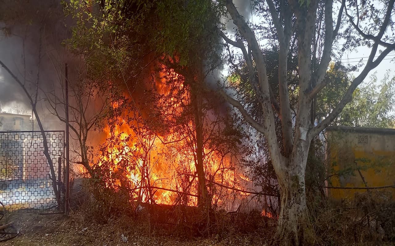 झारखंड: वेयरहाउस में लगी आग, करीब 50 लाख रुपये का सामान जलकर खाक, आग पर काबू पाने में लगे 3 घंटे