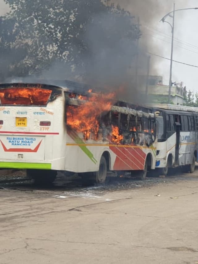 रांची के खादगढ़ा बस स्टैंड में भीषण हादसा, आठ बसें जलकर खाक, एक बस क्षतिग्रस्त