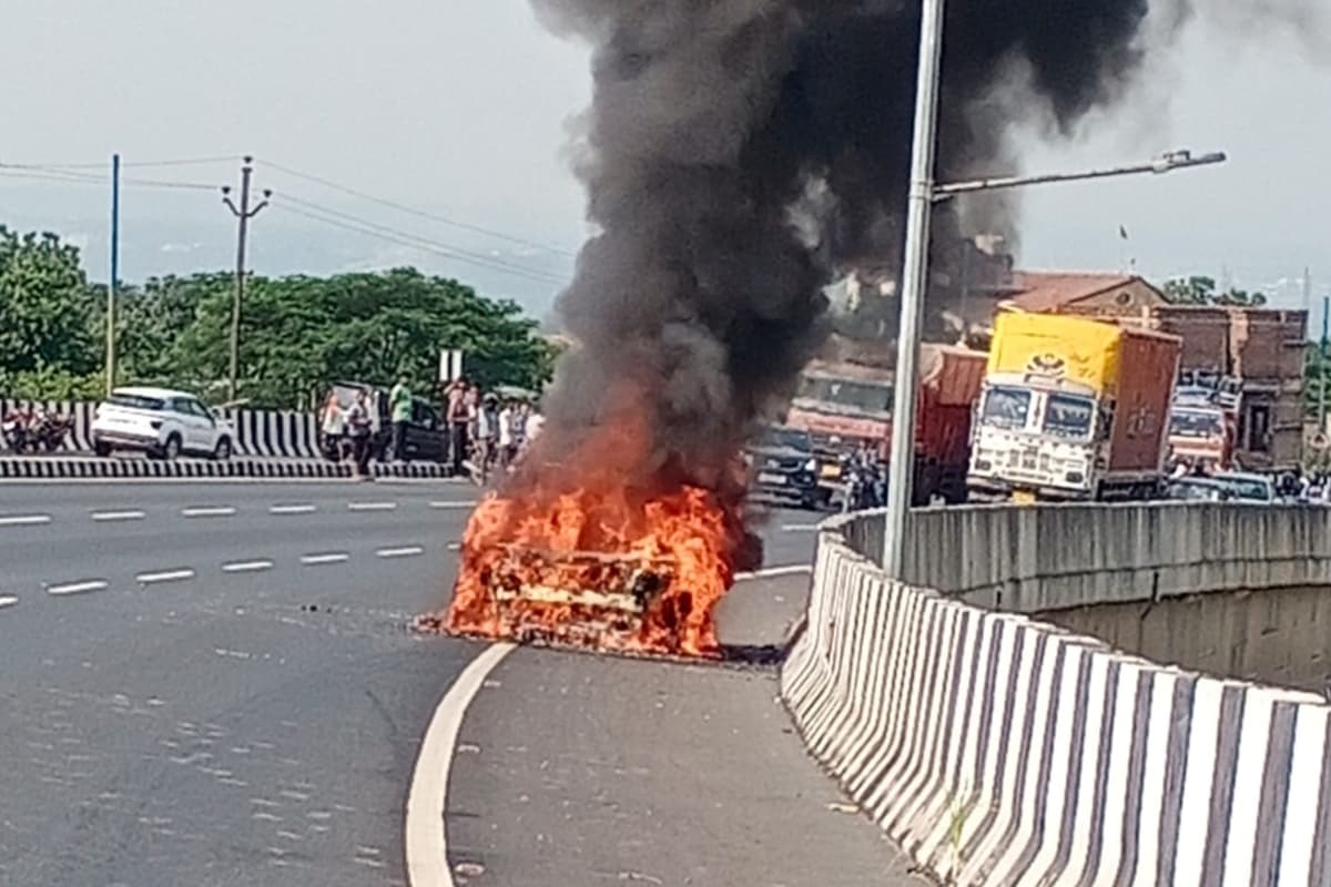 झारखंड: रामगढ़ से रांची आ रही रेंज रोवर कार अचानक आग लगने से हुई खाक, बाल-बाल बचा ड्राइवर