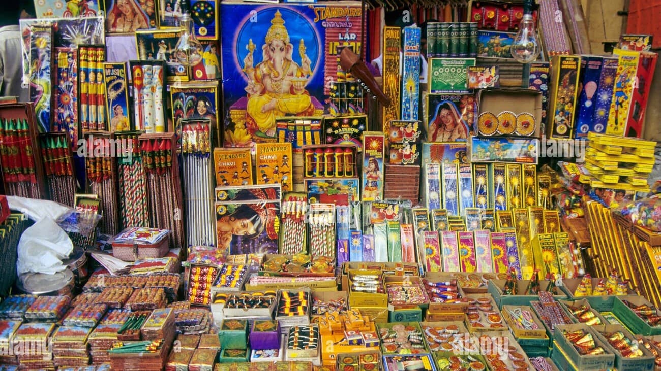 Gorakhpur News: शहर में 13 स्थानों पर लगेंगे पटाखे की दुकान, जिले में 360 दुकानों को मिलेगा लाइसेंस