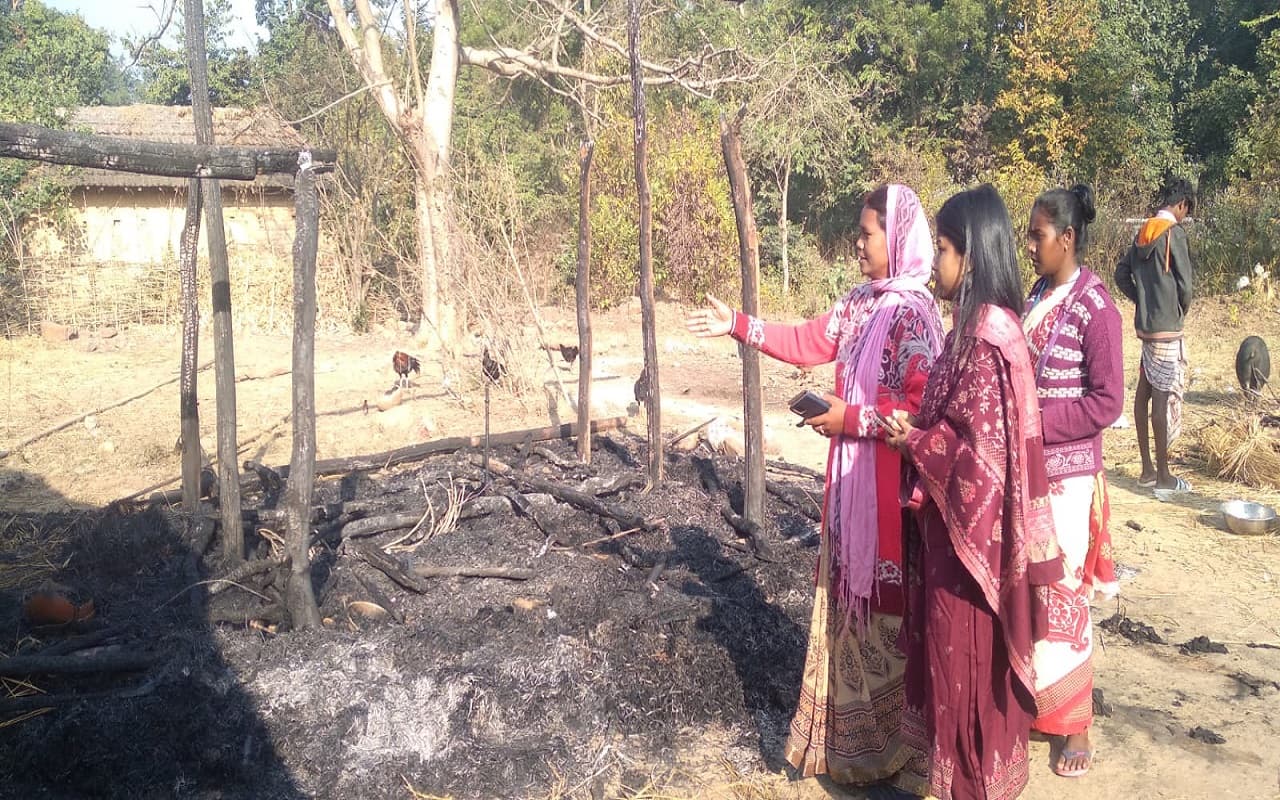 Jharkhand: पूर्वी सिंहभूम में फूस के घर में लगी आग, जिंदा जल गया बुजुर्ग, 2 बैल झुलसे, बाल-बाल बचा परिवार