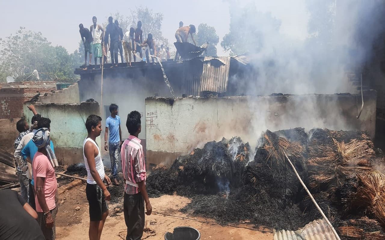 बिहार: बेगुसराय में शॉर्ट सर्किट से लगी आग, फूस के 18 घर समेत लाखों की संपत्ति जल कर राख