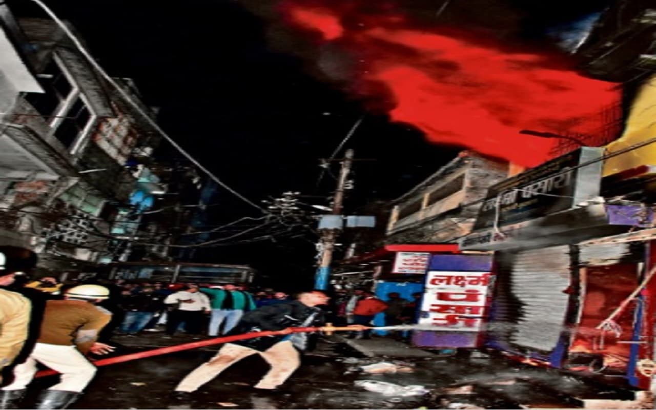 देवघर में बैद्यनाथ मंदिर के समीप दुकान में लगी भीषण आग, लाखों का नुकसान, आग पर पाया गया काबू