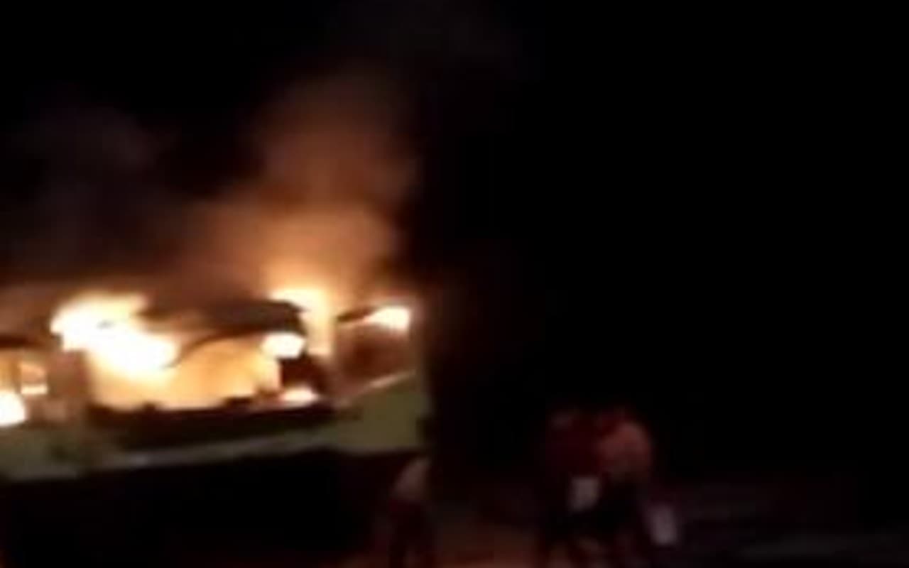 धनबाद में सड़क निर्माण कार्य में लगी कंपनी के हाईवा को जलाया