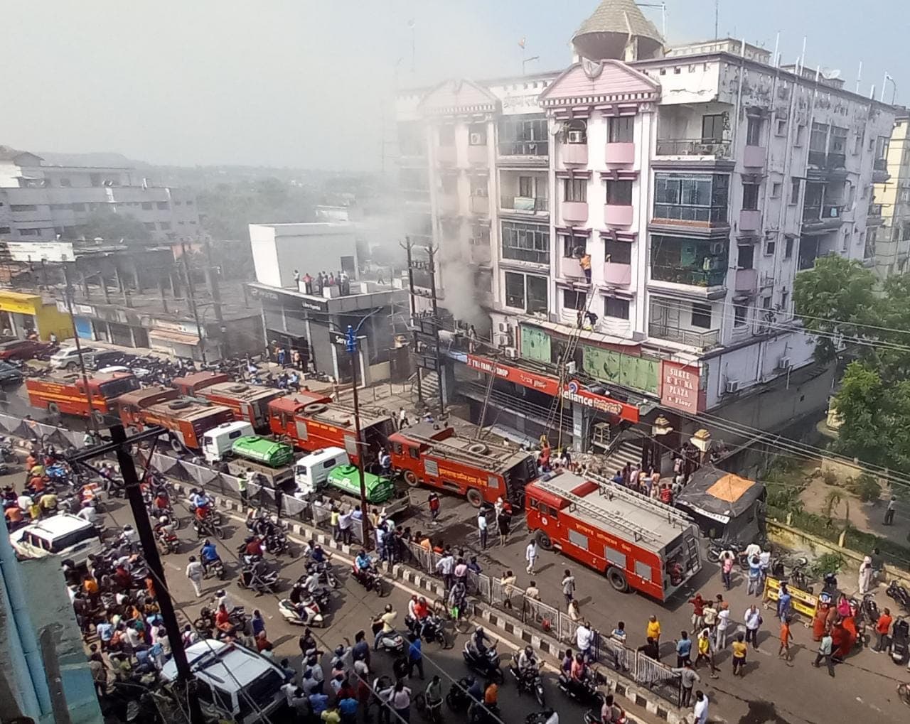 Jharkhand News : श्री कृष्णा प्लाजा में आग लगने से हड़कंप, फ्लैट से महिलाएं व बच्चों को निकाला गया सुरक्षित