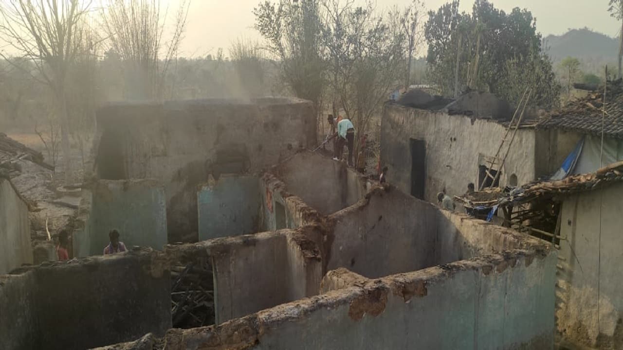 Jharkhand News: आग लगने से तीन घर जलकर खाक, बेघर हुए आठ परिवार, मिली ये मदद