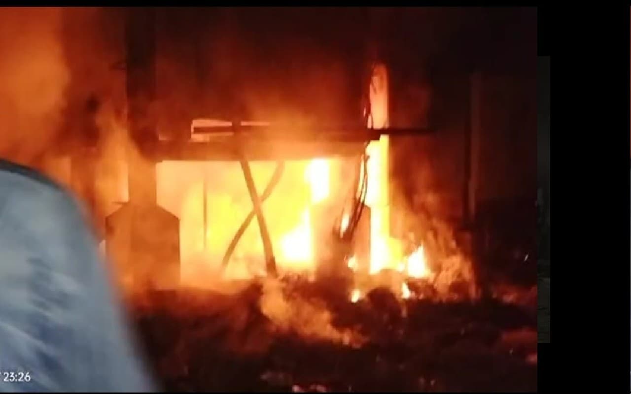 बंगाल :  टेंगरा में प्लास्टिक कारखाने में लगी भयावह आग, इलाके में फैली अफरा-तफरी, मौके पर दमकल की 10 इंजन