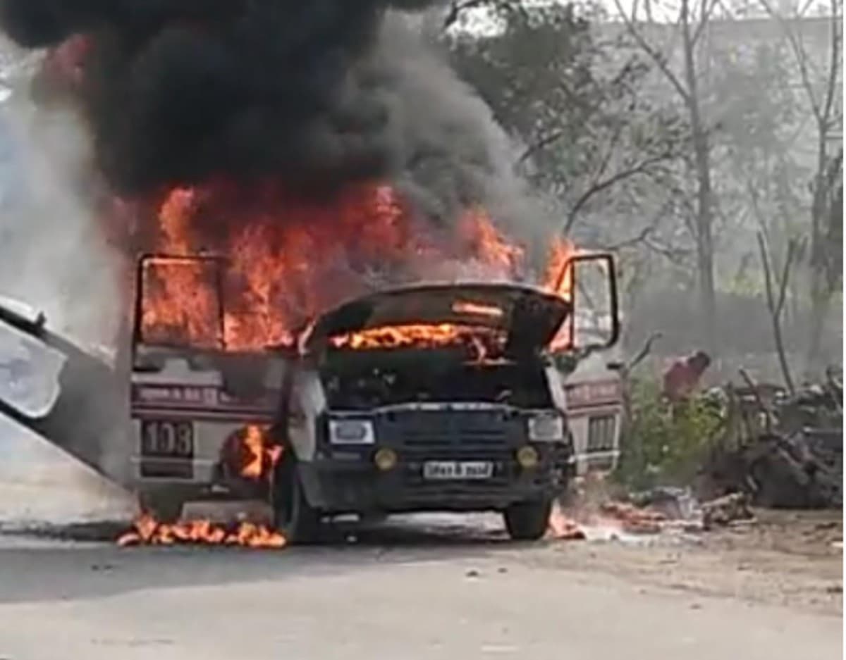 बरेली में चलती एंबुलेंस में लगी आग, ड्राइवर और अटेंडेंट ने कूदकर बचाई जान