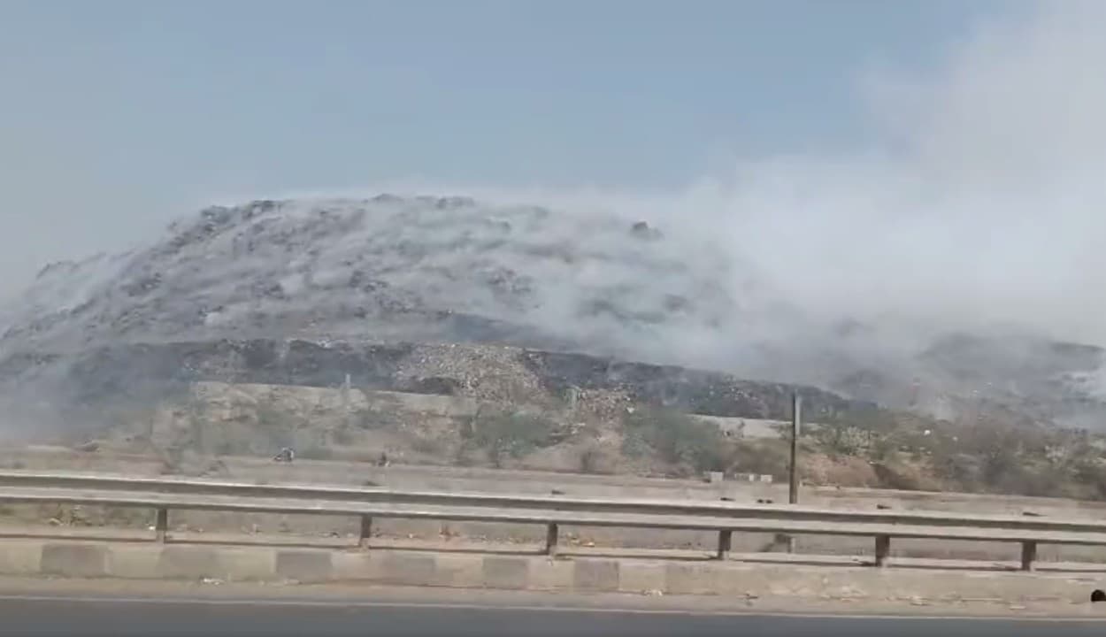 भलस्वा लैंडफिल में लगी आग मामले में बड़ी कार्रवाई, डीपीसीसी ने नगर निगम पर ठोंका 50 लाख का जुर्माना