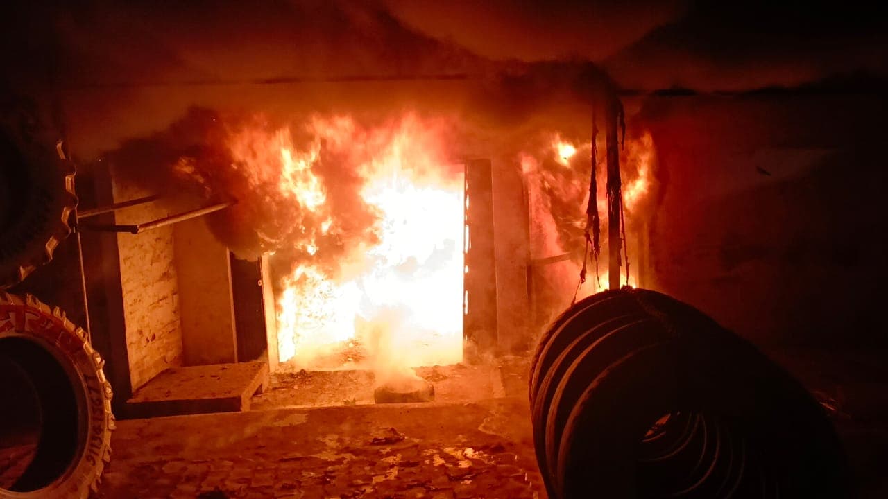 धनतेरस की पूर्व संध्या पर पटाखे से टायर दुकान में लगी आग, मची अफरा-तफरी, घंटों जाम से यात्री परेशान