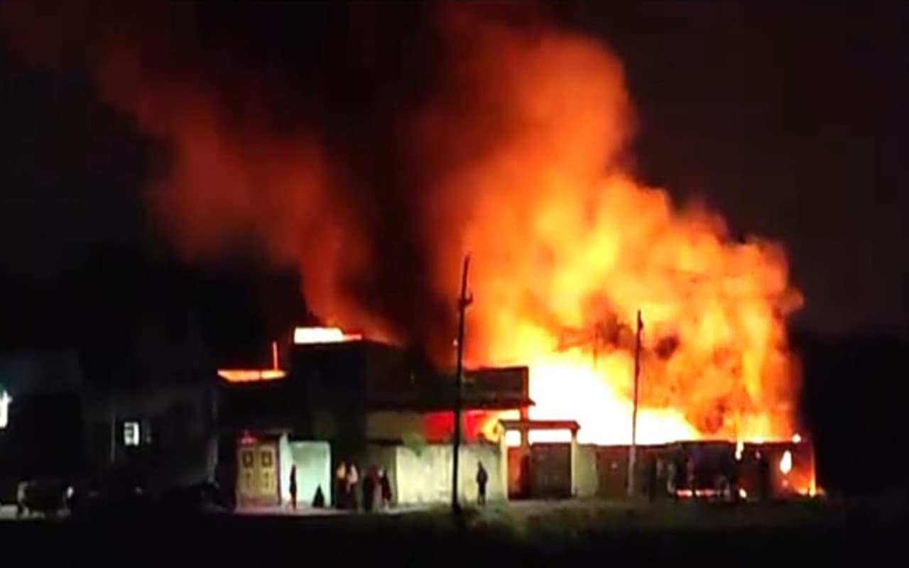 Jharkhand News: धनबाद के सायरबांध तालाब के पास एक गोदाम में लगी आग, 80 हजार का सामान जलकर राख