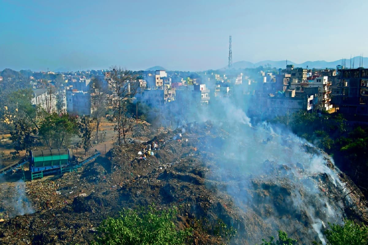 जमशेदपुर के इस इलाके में डेढ़ माह से लगी है आग, 10 हजार लोग प्रभावित, कई परिवारों ने छोड़ा घर
