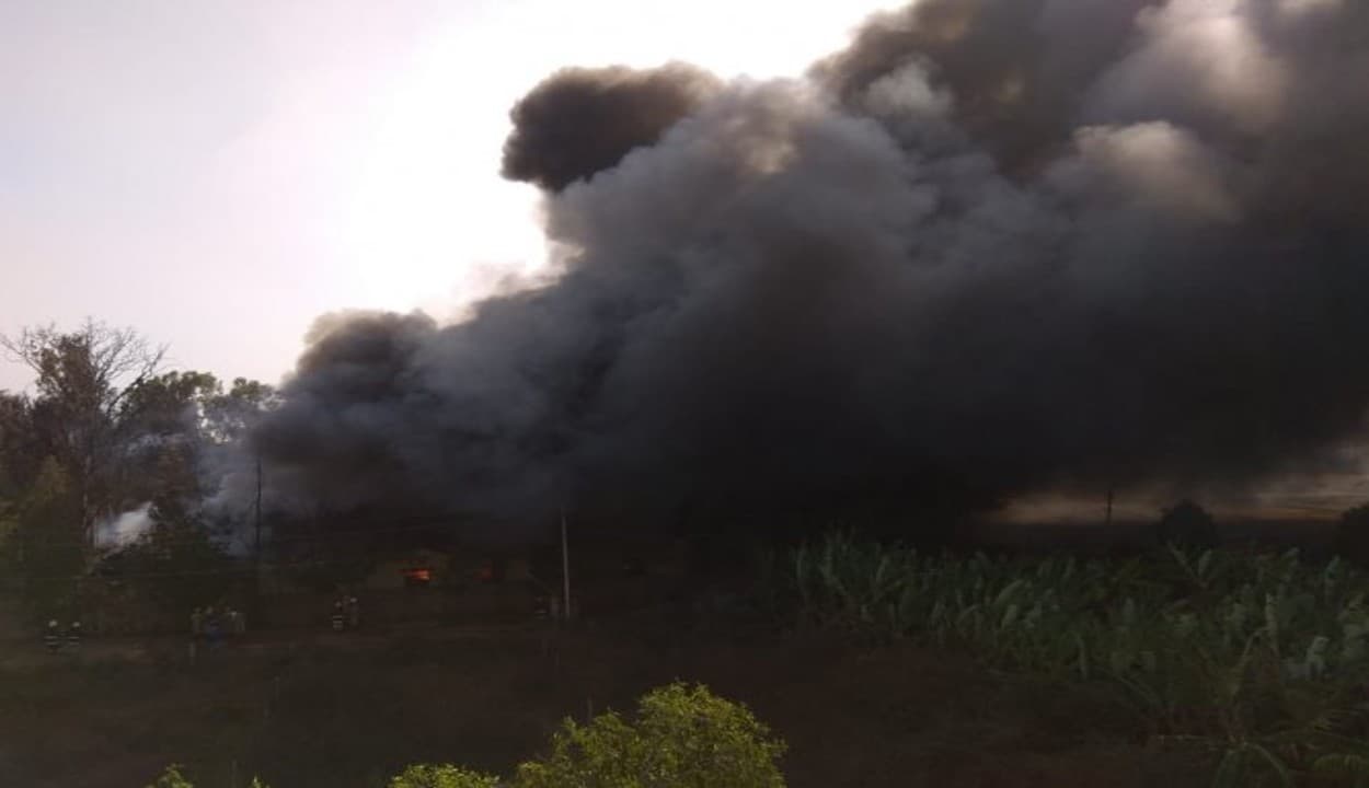 कोलकाता एयरपोर्ट इलाके के पेंट गोदाम में भीषण आग, हादसे में किसी के हताहत होने की खबर नहीं