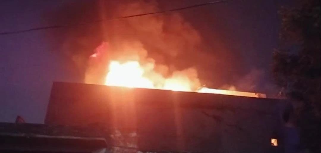 Agra News: आग से जूते की फैक्ट्री और गोदाम जलकर खाक, पटाखों की चिंगारी से हुआ हादसा