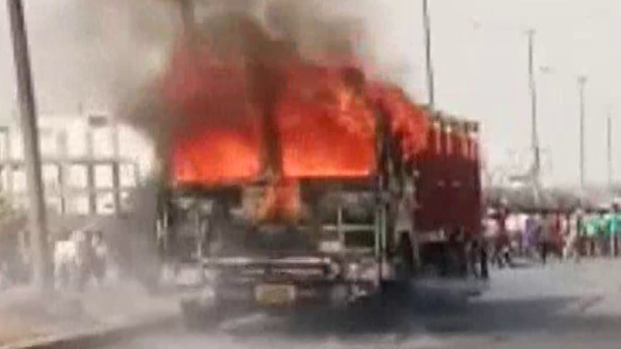 राजस्थान में बड़ा सड़क हादसा : ट्रक ने खड़े दो ट्रकों को मारी टक्कर, 12 मवेशियों समेत पांच लोग जिंदा जले