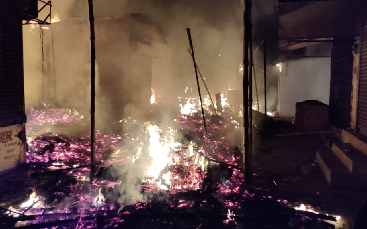 झारखंड के धनबाद में लगी भीषण आग, बाजार की कई दुकानें जलकर राख, दुकानदारों को मुआवजा का आश्वासन