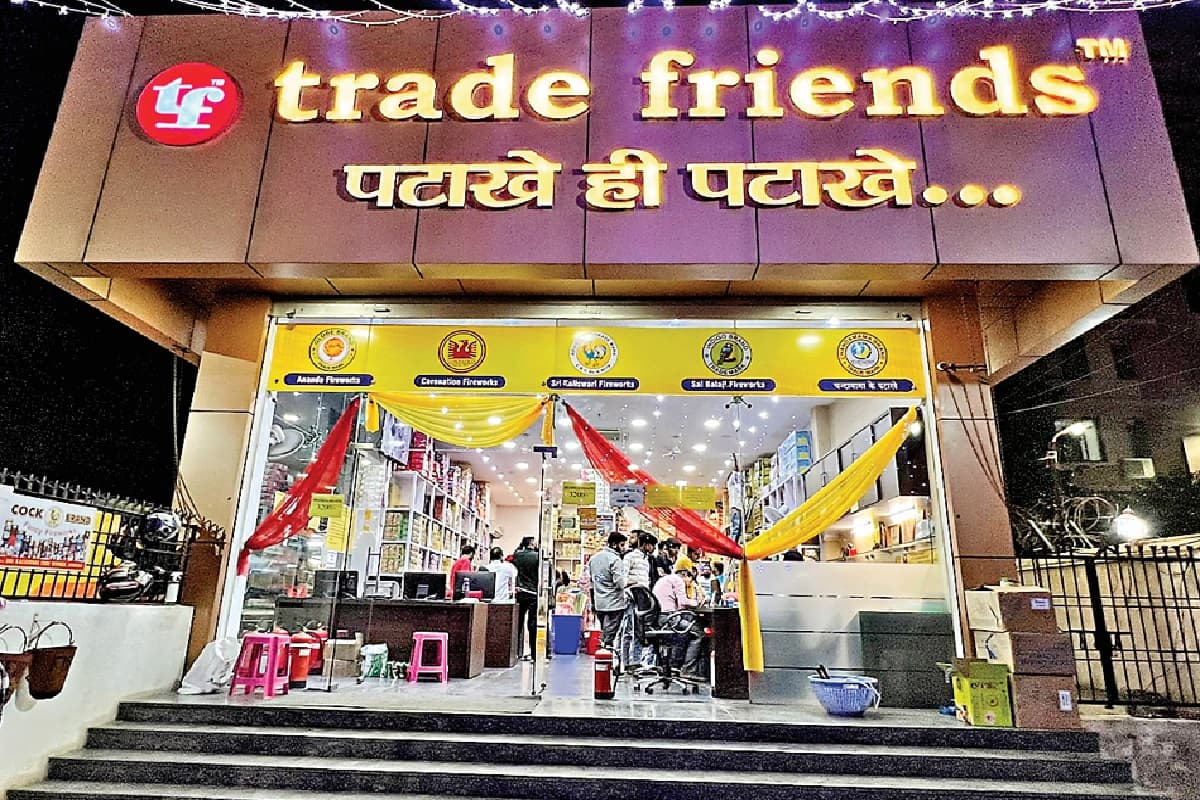 झारखंड में दिवाली का बाजार सजा, कलर बटरफ्लाई से लेकर हेलीकॉप्टर पटाखों की जमकर हो रही बिक्री