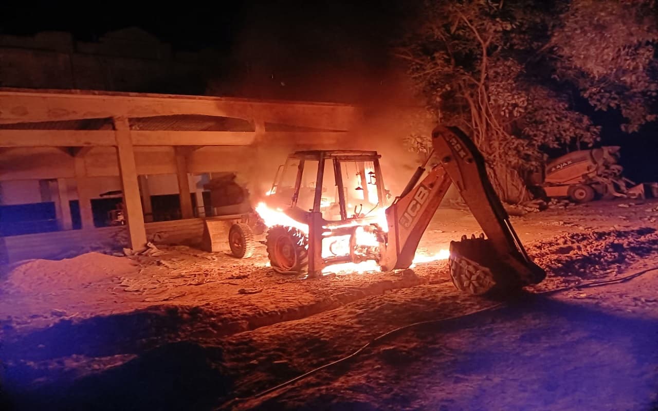 Naxal News: सिमडेगा में PLFI ने 2 वाहनों को किया आग के हवाले, छोड़ा पर्चा, इलाके में दहशत