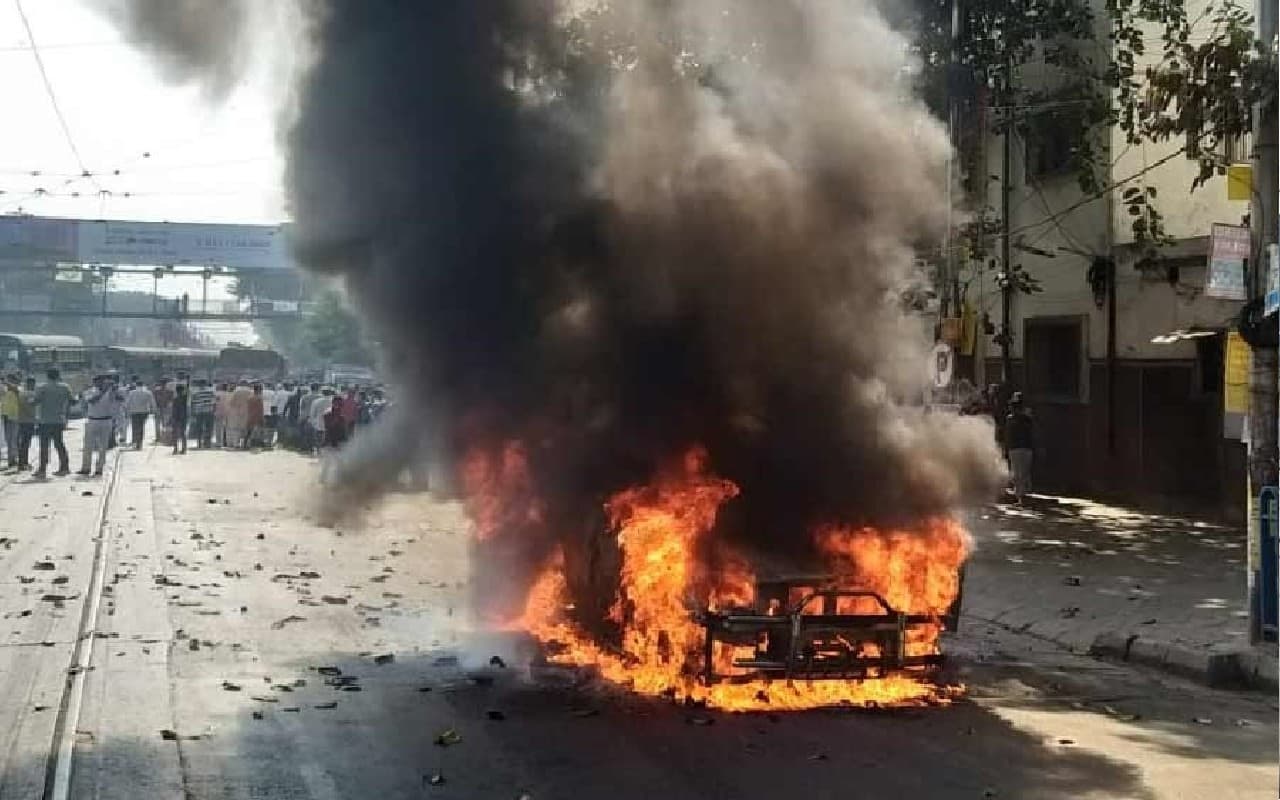 अचानक धधकने लगी सड़क किनारे खड़ी प्राइवेट गाड़ी,आग में एक के बाद एक टायर फटने से इलाके के लोग हुए आतंकित
