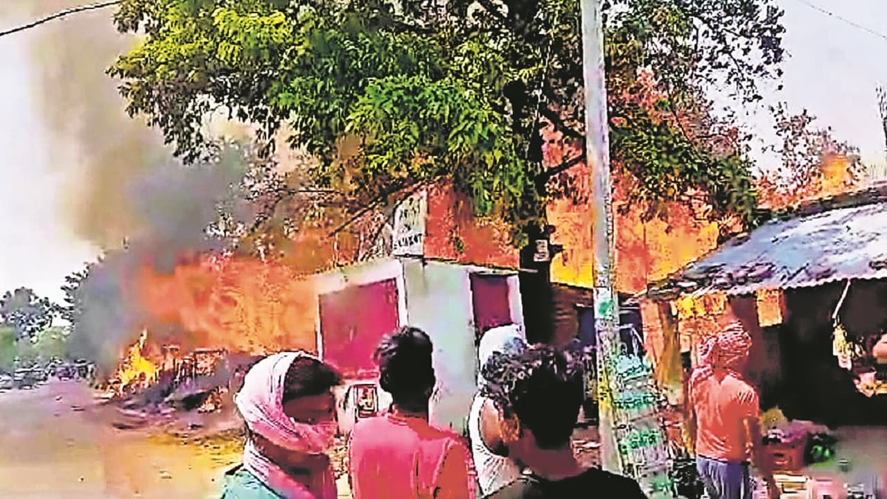 बिहार: वैशाली में खाना बनाने के दौरान लगी आग से डेढ़ दर्जन घर जले, मुंगेर में चाय दुकान में सिलेंडर विस्फोट बिहार: वैशाली में खाना बनाने के दौरान लगी आग से डेढ़ दर्जन घर जले, मुंगेर में चाय दुकान में सिलेंडर विस्फोट
