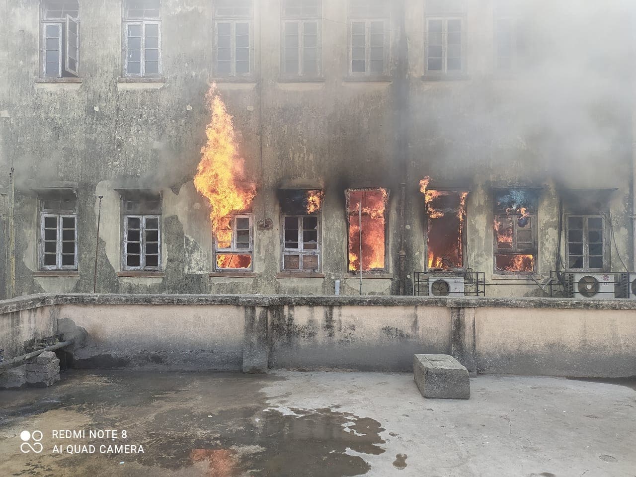 Bengal news : कोलकाता में PNB बैंक के जोनल ऑफिस में लगी आग, शाॅर्ट सर्किट से आग लगने का अनुमान