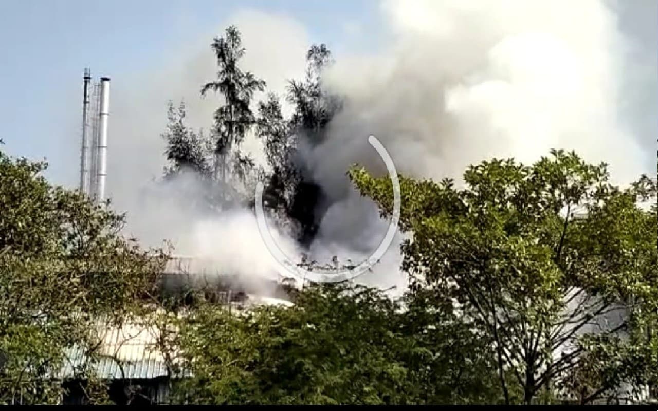 श्यामनगर में बैटरी फैक्ट्री के गोदाम में लगी भीषण आग, दमकल की तीन गाड़ियां पहुंचीं