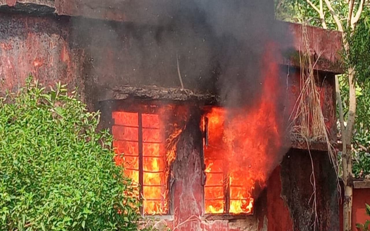 धनबाद में फिर अगलगी की घटना, DGMS ऑफिस के पीछे झाड़ियों में लगी आग