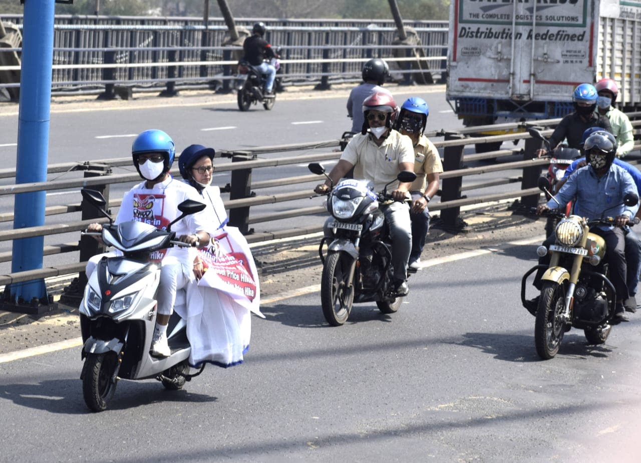 Petrol/LPG Price Protest : ममता बनर्जी जिस इलेक्ट्रिक बाइक पर बैठी थीं, उसे कौन चला रहा था? जानें