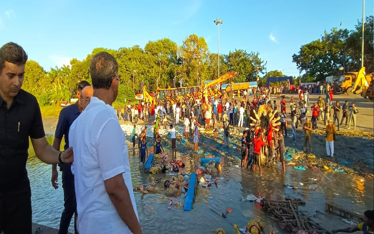 प्रशासन की कड़ी निगरानी में कोलकाता के घाटों पर शुरू हुआ मां दुर्गा की प्रतिमा का विसर्जन