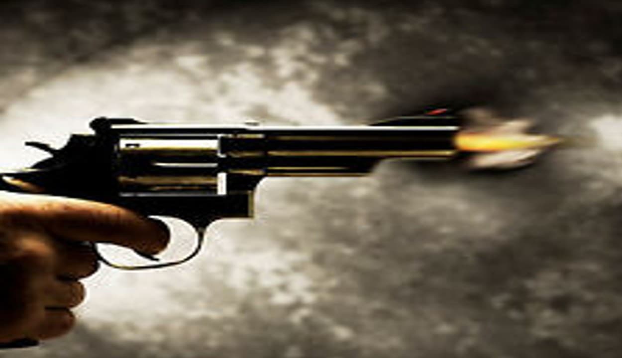 Bihar: बेतिया में वार्ड सदस्य के घर पर ताबड़तोड़ फायरिंग, 4 लोगों को लगी गोली, 1 बदमाश पकड़ाया