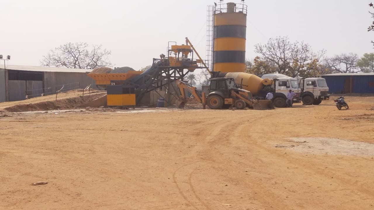 Jharkhand News: बेचिंग प्लांट में नक्सलियों ने की अंधाधुंध फायरिंग, नक्सली पोस्टर से इलाके में दहशत