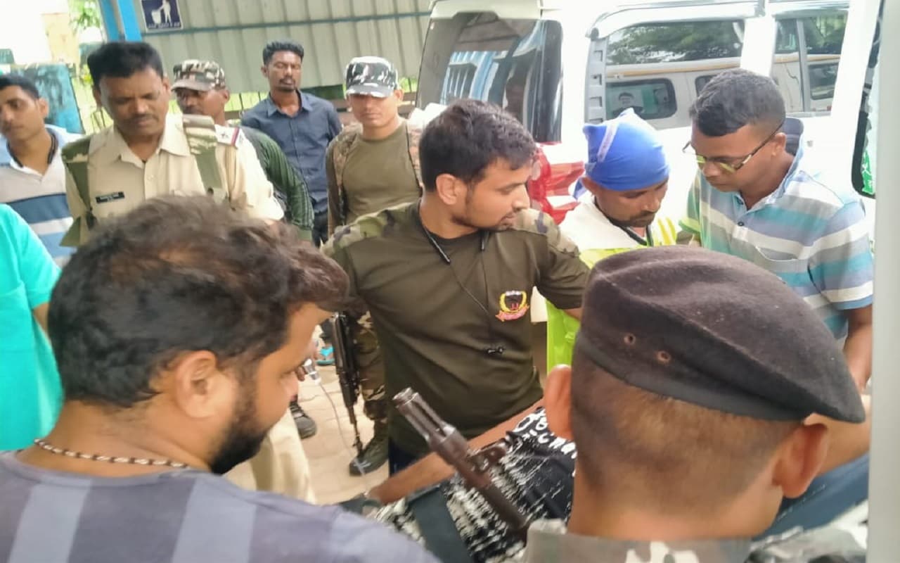 झारखंड के पश्चिमी सिंहभूम में सर्विस रिवॉल्वर में मैगजीन लोड करने के दौरान चली गोली, STF जवान RIMS रेफर