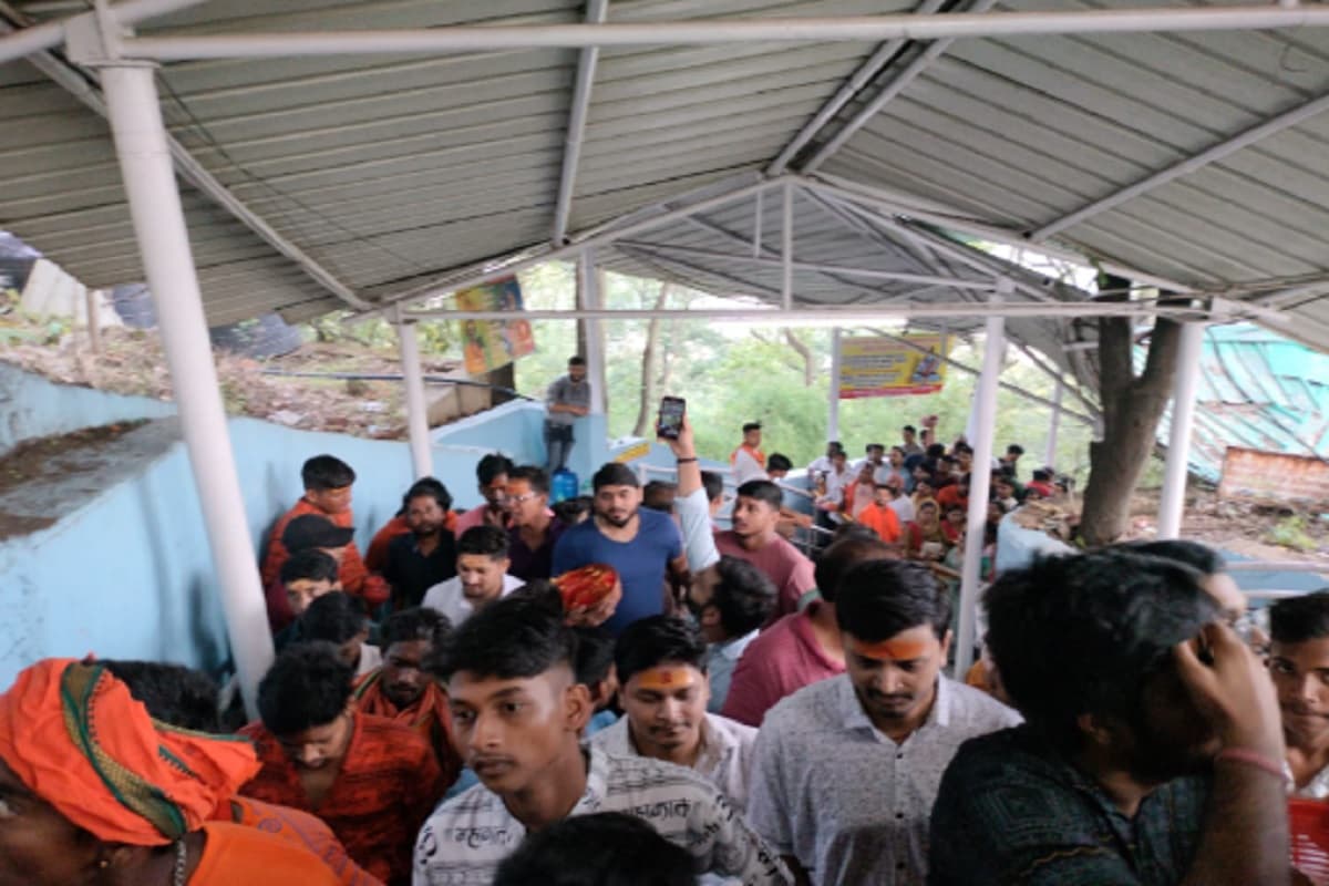 PHOTOS: 'हर-हर महादेव' के नारे से गूंजे झारखंड के शिवालय, पहली सोमवारी पर दिखा अद्भुत नजारा