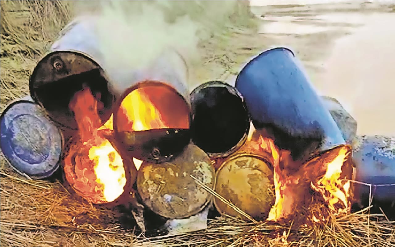 गोपालगंज : शराब माफियाओं के लिए सेफ जोन बना बैकुंठपुर का दियारा, बालू की रेत में धधक रहीं भट्ठियां